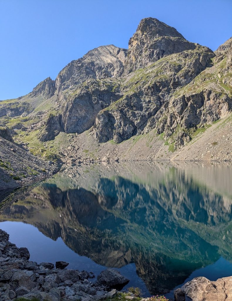 La Roche Fendue et son reflet dans le lac du Crozet