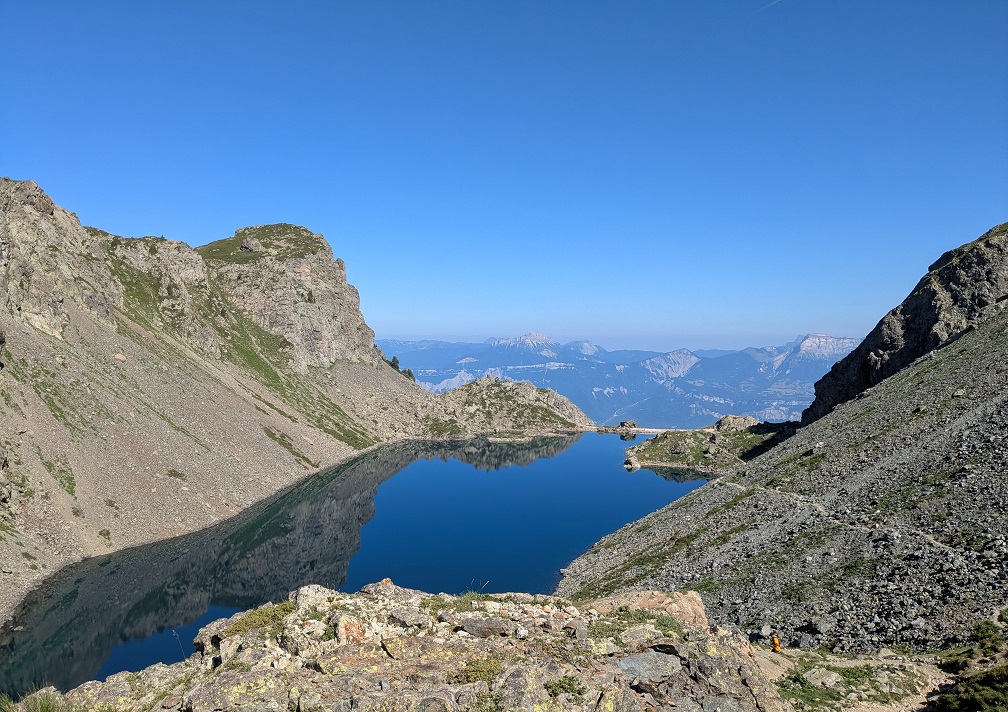 Lac du Crozet (Belledonne), avec vue sur la Chartreuse.