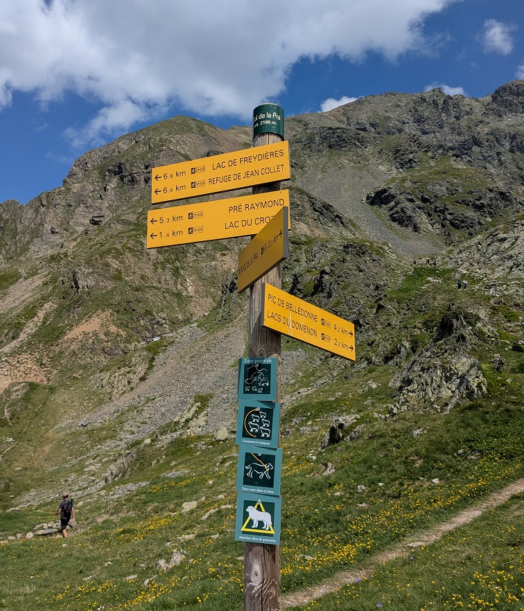 Poteau en haut du Col de la Pra.