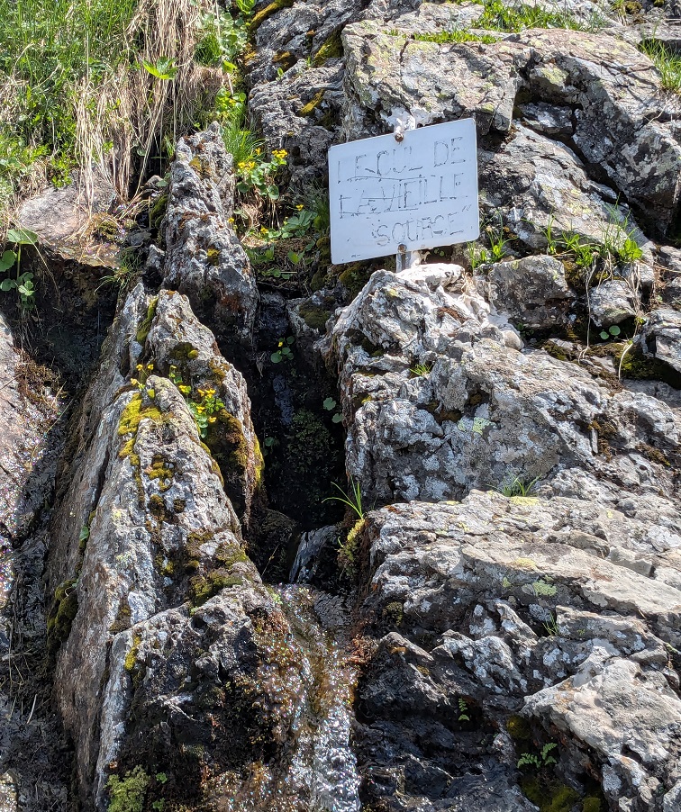 Source avec un panneau humour "Le cul de la vieille 'source'"