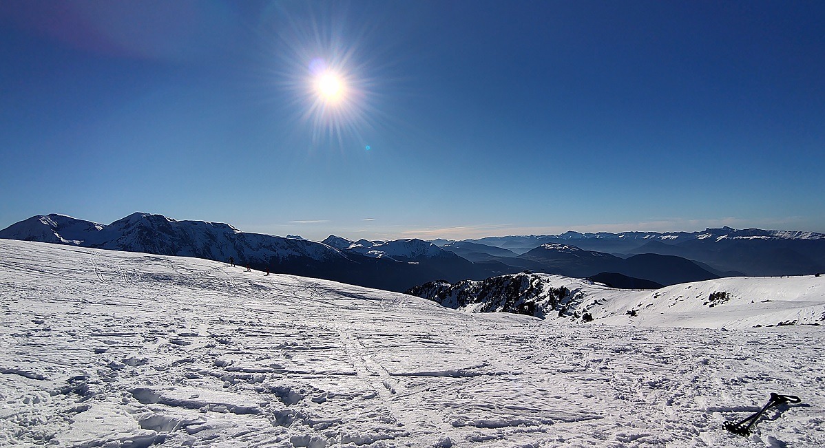 Vue sur les Ecrins et le Vercors enneigés.